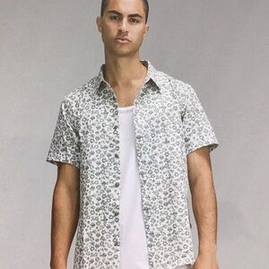 Men's lululemon Airing Short Sleeve Green Floral Shirt (XL)